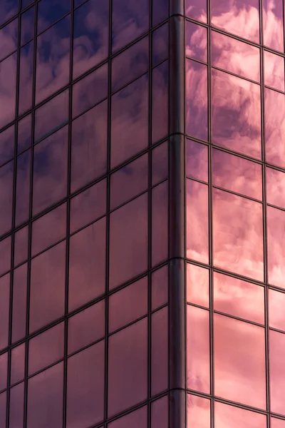 Небо и облака отражаются в окнах — стоковое фото