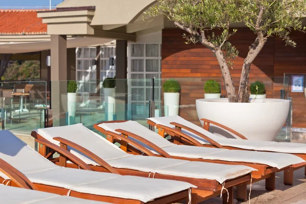 otel havuz kenarındaki koltukları