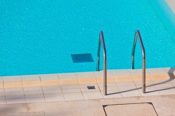 Escada de uma piscina — Fotografia de Stock