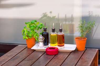 otlar ve çeşniler içeren tablo