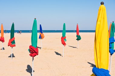 Deauville Beach renkli şemsiye