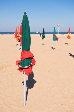 Ünlü renkli şemsiye