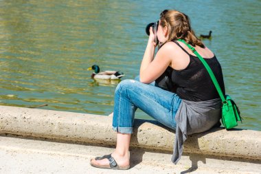 Genç kadının fotoğraf çekme arka yüzü