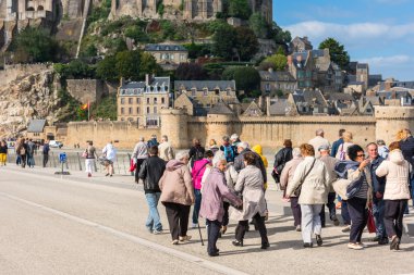 kişi Mont Saint Michel Manastırı ziyaret