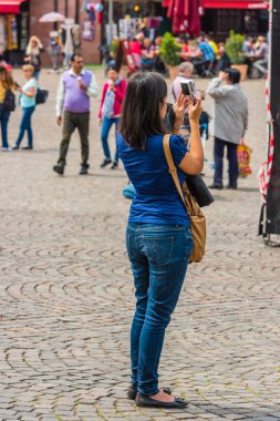 Genç kadının arka yüzü