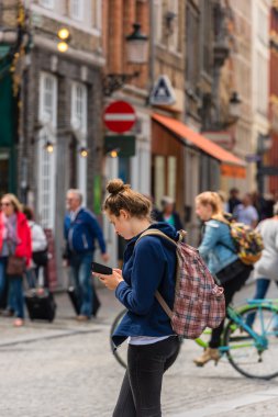 Güzel genç kız smartphone kullanır 