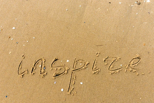 Inspirez écrit sur le sable de la plage — Photo