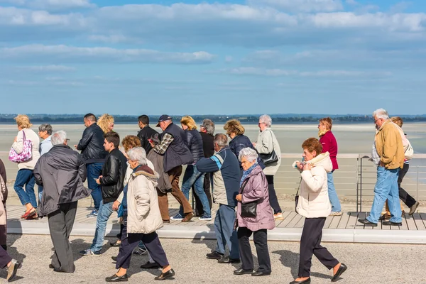 Personer som besöker Mont Saint Michel — Stockfoto