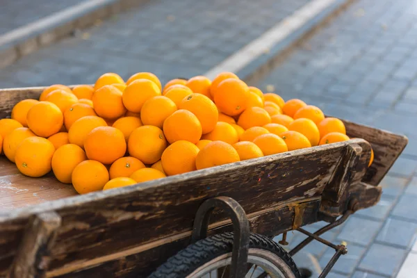 Čerstvé pomeranče na vinobraní — Stock fotografie