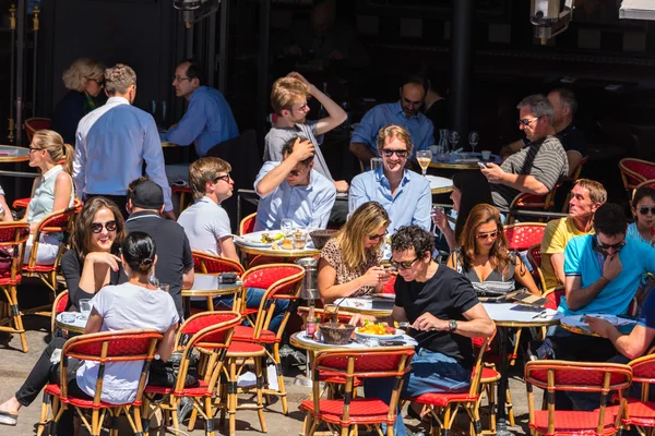 Turister njuta av mat och dryck i café — Stockfoto