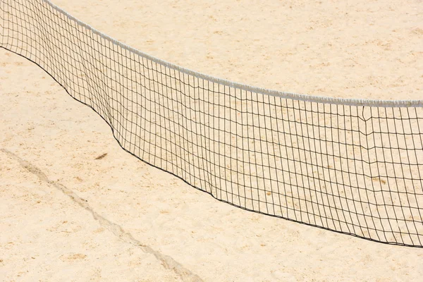 Rede de voleibol na praia de areia vazia — Fotografia de Stock