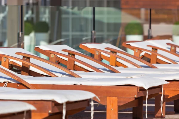 Chaises de piscine d'hôtel — Photo