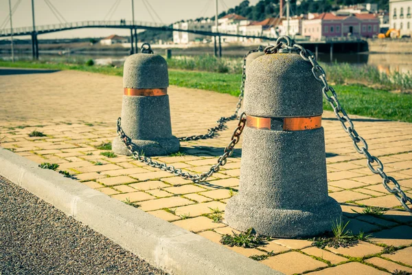 Poteaux tronqués liés dans une chaîne — Photo