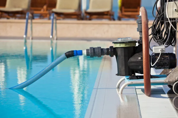 Cleaning pump working with a swimming pool — Stock Photo, Image