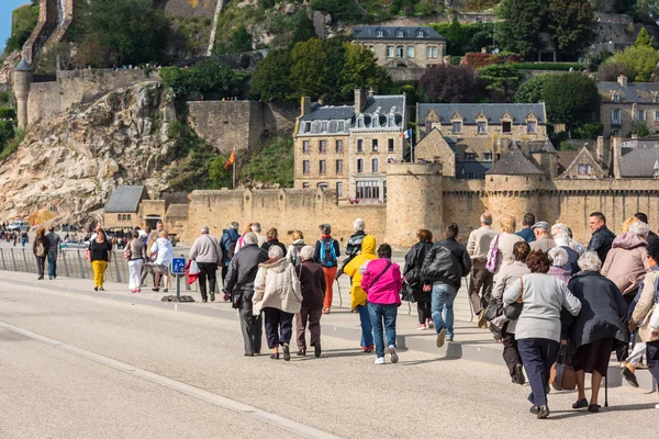 Personer som besöker klostret Mont Saint Michel — Stockfoto