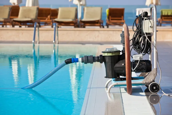 Cleaning pump working with a swimming pool — Stock Photo, Image