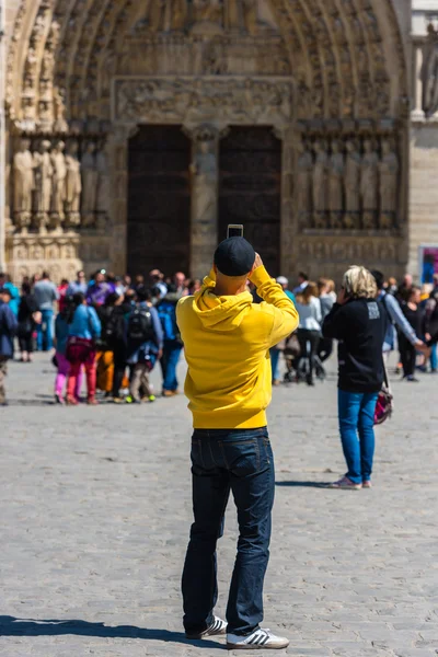 Homem tirando fotos na rua — Fotografia de Stock