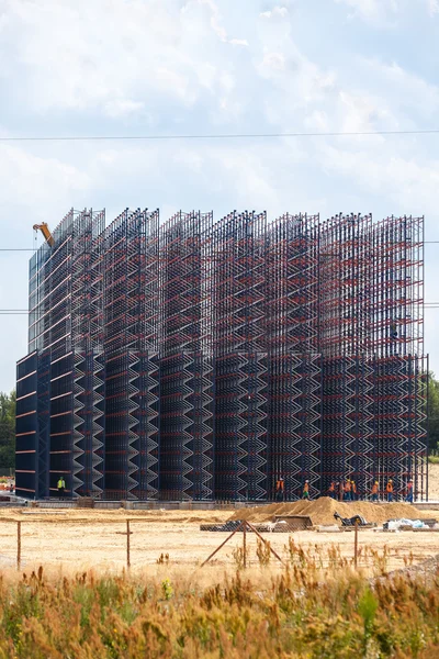 Construção de metal no fundo do céu — Fotografia de Stock