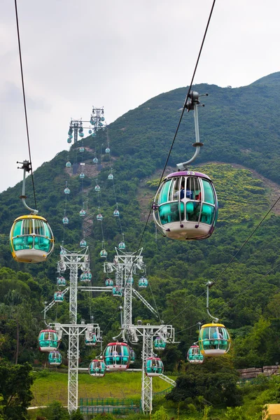 Cable cars over tropical trees in Hong Kong — Stock Photo, Image