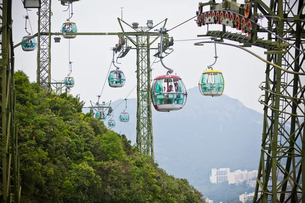 Cable cars over tropical trees in Hong Kong — Stock Photo, Image