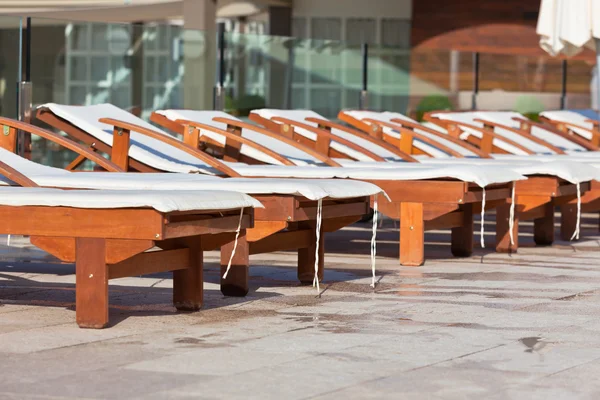 Chaises de piscine d'hôtel — Photo