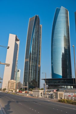 Gökdelenler olan Abu Dabi şehir merkezinde sokak