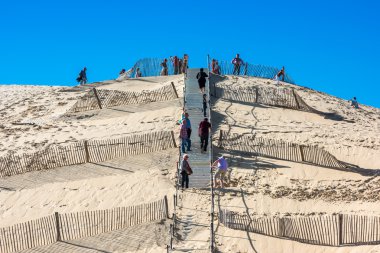 İnsanlar en yüksek kumul ziyaret 