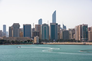 Deniz manzaralı lüks binalar  