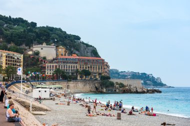 İnsanlar Nice Akdeniz'in sahilde