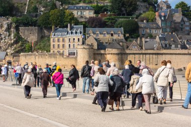 Eski insanlar Mont Saint Michel Manastırı ziyaret grup