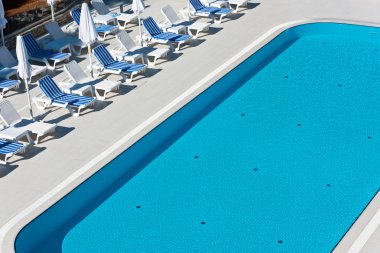 Otel havuz sandalyeleri yakınındaki bir Yüzme Havuzu