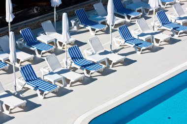 Otel havuz sandalyeleri yakınındaki bir Yüzme Havuzu
