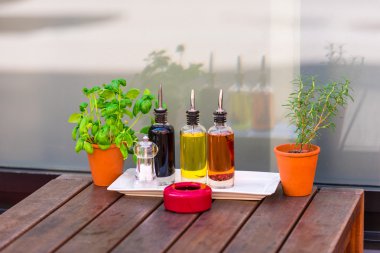 Cafe masa ot ve baharat ile