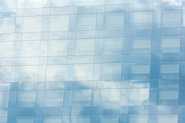 Mavi gökyüzü ve bulutlar yansıyan  