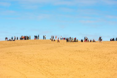 İnsanlar en yüksek kumul ziyaret 