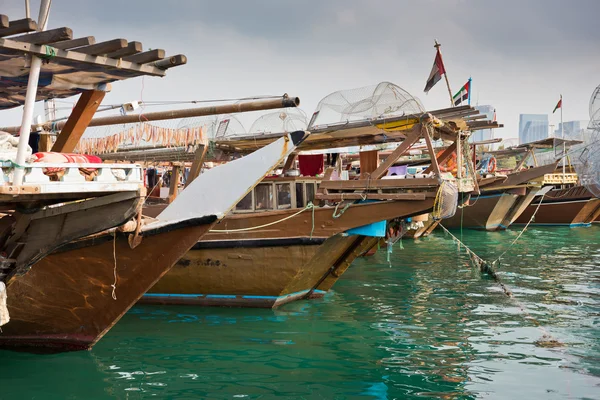 Skyline von Gebäuden mit Fischerbooten — Stockfoto