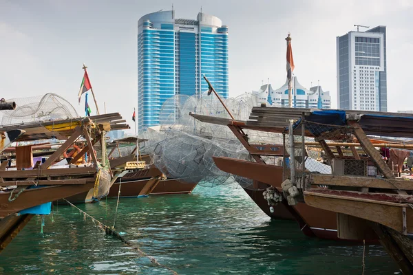 Binalar manzarası ile balıkçı tekneleri — Stok fotoğraf