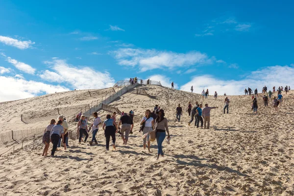 Personnes visitant la plus haute dune de sable — Photo