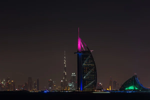 Burj Al 阿拉伯朱美拉在迪拜城市的夜晚 — 图库照片