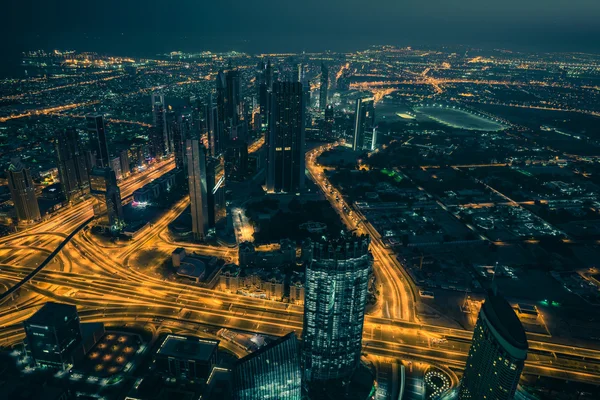 Dubaï scène nocturne avec lumières de la ville — Photo