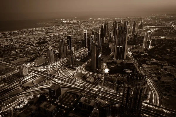 都市照明付きドバイのダウンタウンの夜のシーン — ストック写真