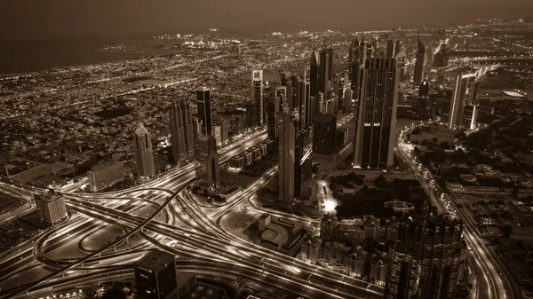 Dubai centrum nacht scene met stadslichten — Stockfoto