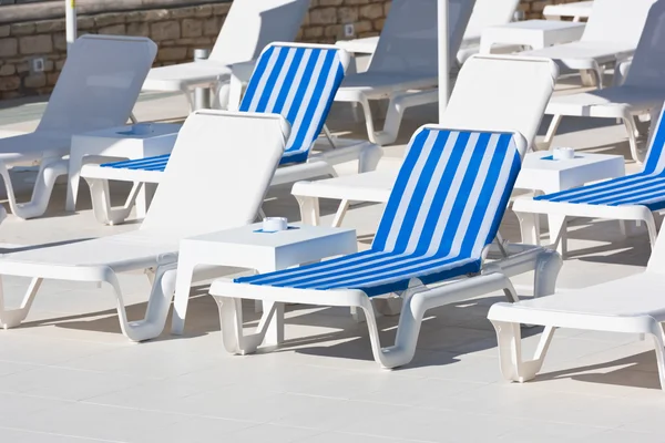 Hotel Sillas junto a la piscina cerca de una piscina — Foto de Stock