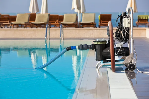 Reinigungspumpe arbeitet mit einem Schwimmbad — Stockfoto