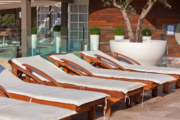 Cadeiras da piscina do hotel — Fotografia de Stock
