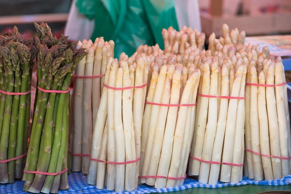 Verse asperges verkopen in een boerenmarkt — Stockfoto