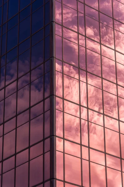 Ciel et nuages reflétés dans les fenêtres — Photo