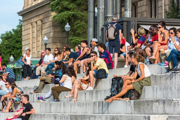 Skara turister sit i National Palace trappan — Stockfoto