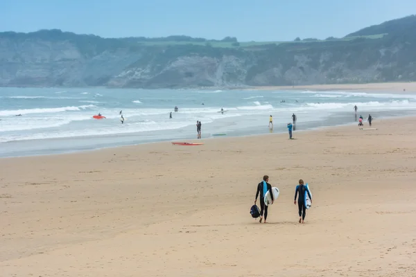 Surfers йде разом у напрямку океану — стокове фото