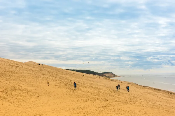 Personnes visitant la plus haute dune de sable — Photo